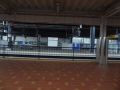 12:28
武雄温泉に停車。
フェンスの奥のホームは西九州新幹線のホームです。
西九州新幹線は、武雄温泉-長崎で2022年秋頃に暫定開業するそうです。