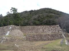 さて、この後は、あの山の山頂(久松山)へ向かいますよ。