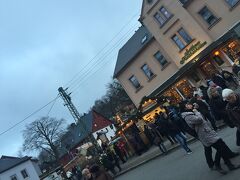 博物館の前は、村のメインストリート「ハウプトシュトラーセ(Hauptstraße )」です。小さな村に人が溢れています。店に入ると歩くのに大変なぐらいどの店も混んでいて、人気のほどが伺えます。