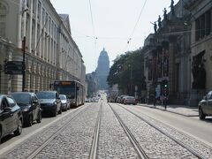 トラムが走っていて、結構なスピードで走り抜けていました！
向こうに見えるのは最高裁みたいです
