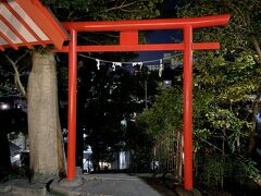 長崎ロープウェイ「淵神社駅」と併設した『淵神社』の
朱色の鳥居の写真。