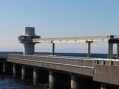 勝浦リゾートB&Bをチェックアウトしたあと、勝浦海中展望塔へ向かいました。
勝浦海中展望塔は、こんなふうに海に突き出ています。
入場料は大人900円ですが、宿に置いてあった10%割引券を使いました。