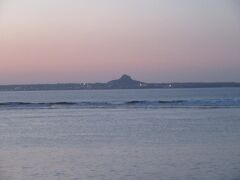 瀬底ビーチから夕焼けに染まる伊江島(軍艦島)が見える