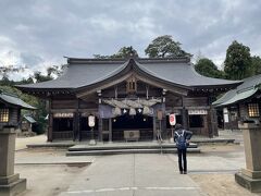 島根に戻って八重垣神社へお参りに行きました。
素盞嗚尊と稲田姫がご夫婦になられて生活をはじめられた地とされ、出雲の縁結びの大親神なのだそうです。鏡の池での縁占いが有名です。