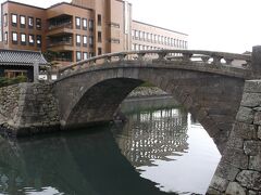 坂を下りて、平戸市役所の方にやってきました。

かかる橋は、幸橋。
