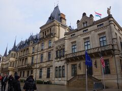 大公宮殿（Palais Grand-Ducal）
ギヨーム2 世広場のすぐ東にある16世紀に建てられた建物です。
最初は市庁舎として、後に大公の邸宅として利用されました。
現在は公的な行事が行われるだけの場所で、内部の見学が出来ます。
見学ツアーの申し込みはギョーム2世広場の観光案内所で出来ます。
屋上にルクセンブルクの国旗がはためいています。
かつてオランダの統治下にあったため、オランダ国旗と
よく似ていますが、青がオランダより少し淡い水色になっています。
国旗の色は、13世紀に成立したルクセンブルク大公家の紋章に
由来します。
紋章は、水色と白のストライプに赤いライオンが描かれたもので、
古くはこの紋章が旗に描かれていましたが、
19世紀半ばから紋章に由来する3色旗となりました。
