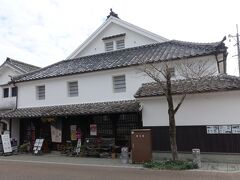 　国指定有形文化財　杉光陶器店
　安政２年（１８５５年）建築の三階建ての大型居蔵造で今は喫茶店。内部の意匠は優れた職人技が見られるそうですが非公開。