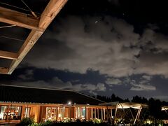 幻想的な光のプール。
遠くまで来たなあ、としみじみ。

何組かプールのソファにいました。

泳いでいる2人組がいて、プールから上がると寒～いとはしゃいでいました。
泳がなくて良かった…

静かな夜でしたが、時々オスプレイ？が飛んでいて、基地を身近に感じました。
