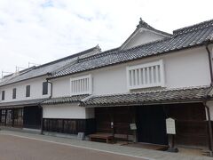 　重要文化財　西岡家
　廻船問屋として財を成し、建物は安政２年（１８５５年）建築の大型居蔵造り。出入口の持ち送り、吊り大戸や摺り上げ戸のほか、内部の意匠も優れているそうですがやはり非公開。