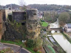 ボックの砲台（Bock Casemates）
ルクセンブルク発祥の場所です。
1000年以上前に、アルゼット川を見下ろす位置に建設された要塞で、
その後何度も改修が行われて堅固な砦になりました。
断崖に開けられた砲台から谷を挟んで
旧市街の素晴らしい景色が楽しめます。
