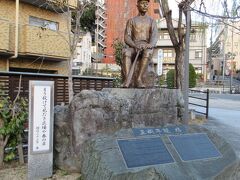 その隣に野球着姿の正岡子規の像。
道後温泉って夏目漱石だけじゃあなくて、子規の生まれ故郷でもあるんですね。