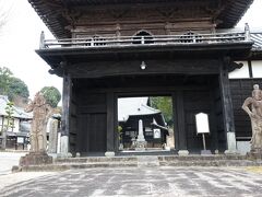 　享保１７年（１７３２年）建立の山門に建つ２体の仁王像は、寛延２年（１７４９年）に寄進されたもの。