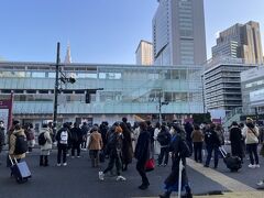 新宿南口。定点観測していないので人数が多いかどうかは分からないけど、若い人たち中心の人出でした。