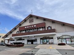 東武日光駅に到着。天気はよく、雪が積もった山々がきれいでした。ただ冷たい風が強く、手袋とマフラーは必須。