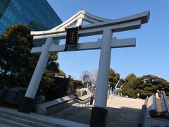 日枝神社さんの前も通ったんですが、肉とお酒の匂いをプンプンさせてお参りするのは失礼（ということにして）なので、次の機会にさせて貰いませした