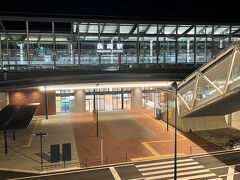 2020年3月28日に完成したJR長崎駅西口の写真。

JR「長崎」駅の在来線駅舎→新幹線駅舎（建設工事中）を通り抜け、
JR長崎駅の東西軸になっている仮設通路を通って、
長崎バス「長崎駅前」の停留場があるJR長崎駅東口に向かいます♪