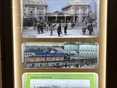 桜木町駅の柱には、日本の鉄道の歴史を知ることができます。

今から150年前の明治5年（1872年）、新橋～横浜間のおよそ29キロメートル間に日本初の鉄道が開通しました。そして、当時の横浜駅（横浜停車場）は桜木町駅にあったんですよ。駅舎も2階建の2棟あり立派ですね。