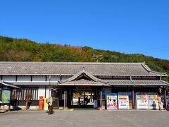 杵築駅は、瓦屋根の和風建築でとても趣がある。