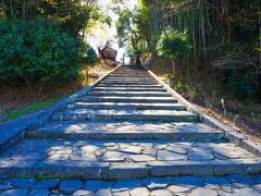 一直線の階段状の石畳の坂道を登り、台地の上へ。