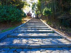 一直線の階段状の石畳の坂道を登り、台地の上へ。