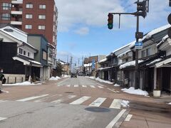 次は山町筋に行きました。山町筋とは富山県高岡市中心部にある、伝統的建造物が数多く残る町並みの名称の事です。2015年（平成27年）4月24日には「加賀前田家ゆかりの町民文化が花咲くまち高岡－人、技、心－」の構成文化財として日本遺産にも認定されました。（Wikipedia参照）高岡は江戸期から明治期において物資集散の拠点として発展しており、その中でも山町は商業活動の中心でありました。現在の街並みは町並みは1900年の大火の復興にあたり、防火構造である土蔵造り主屋が建てられたことによるものです。（とやま観光ナビ参照）
