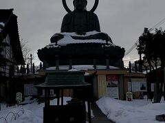 高岡おとぎの森公園からバスを使って高岡大仏に行きました。高岡大仏とは高岡のシンボルであり、奈良、鎌倉に並び日本三大仏となっています。正式には「銅造阿弥陀如来坐像」と言います。（Allabout参照）地元の銅器製造技術の粋を使用して、1907年から26年の歳月をかけて作成されました。何度も荒廃や焼失といった災難に見舞われましたが、人々の願いにより再建を繰り返して今の形を留めています。出来栄えの素晴らしさから「日本一の美男」と呼ばれるほどになっています。（とやま観光ナビ参照）大変迫力がありました。