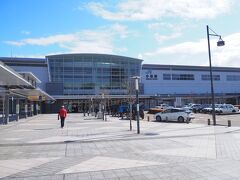 石川県で実質二位の都市にふさわしい立派な面構えの小松駅。
人口だけでいえば、どうやら三位みたいですが（二位は白山市）
