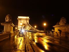 食事を終えてアパートへの帰り道。雨に濡れた鎖橋が輝いていた。

って、明日はちゃんと雨は止んでよね。でも天気予報を見ると....雨....なんだよね....。