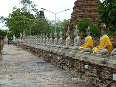 ワットヤイチャンモンコンの周辺に鎮座していた仏像群。このような仏像は数が半端ない位あるが、当時作成した人達の努力と信仰の強さが見えて来る。