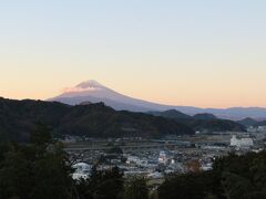 宿から。
雲がかかりましたが、富士山がきれいに見えました。