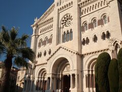 【モナコ大聖堂 / Cathedrale De Monaco】
１８７５年にロマネスク・ビザンチン様式で建てられました。
真っ白な外観が美しい教会は聖ニコラスに捧げられたことから
別名【聖ニコラス大聖堂】とも呼ばれています。
