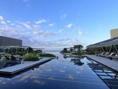 プールの先は海が見えます。