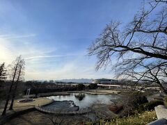 小さい頃に遠足に来たり、子供達を連れて遊びに来ていた公園へ。
鶴舞う形の群馬県の形をした池を見下ろしています、ここは桜の名所でもあります。