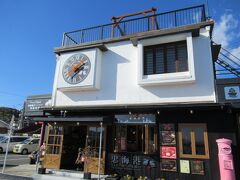 忠海港。ここで船のチケットを購入します。
数年ぶりに来たらすっかり見違える建物になっていました。