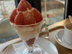 こちらはデザートとサンドイッチの店。コンフィチュリエ。ここのプリンも固いタイプ・・・って明らか食べすぎてますね（笑）