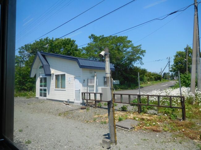 兜沼駅。兜を意識したのか、特徴的な屋根です。