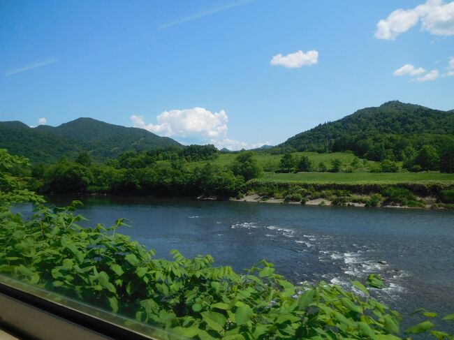 宗谷本線は天塩川の東側を走ります。<br />一方、道路は天塩川の西を走るように整備されました。<br /><br />開拓を進めるにはそれが効率よかったんでしょうね。<br />が、主要道路と駅が離れているため、秘境駅ができやすい状況ともいえます。