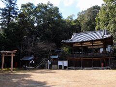 その貴志川に沿って少し歩くと、大国主神社の社殿が見えてきた。手前がやけに広いが、駐車場らしい。その奥に高床式の建物があり、江戸時代に建てられた神楽殿とのことだ。地元の方が車で乗り付けて参拝していた。