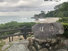 天気がイマイチですが、それでも美しい海岸線と海の色ですね。