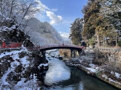 天海大僧正の像のほぼ向かいにあるのが神橋。雪が残っていたので、夏の景色とは違った魅力があります。