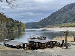 11時50分に出発して、13時半、四万十川遊覧船乗り場へ。25人中20人ほどが乗りました。一人1000円です。乗らない方は添乗員さんとバスで別の沈下橋を見に行くそうです。