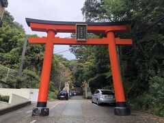 諏訪神社の鳥居が見えてきました。ここから入って行きます。