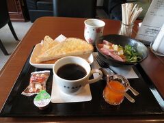 ＜これぞ名古屋の喫茶店モーニング＞
眞楽園の午前11時までのモーニングサービス
コーヒーにオレンジジュース、野菜サラダ、バタートースト、お菓子が付いて何と400円。