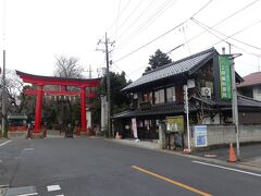 徒歩10分ほどで鷲宮神社に着きました。


ここは「らき☆すた」の柊かがみ・つかさ姉妹の実家「鷹宮神社」のモデルという事もあり、アニメの聖地巡礼という現象も「らき☆すた」から始まったという事です。

アニメのOPの0:22～0:25付近に、このアングルからの画が登場しています。
https://youtu.be/GLUKOY6J4fs?t=24