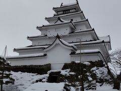 翌朝、まずは鶴ヶ城見学へ行って来ました。雪の中に建つ、白い鶴ヶ城が凛としていてかっこいい。