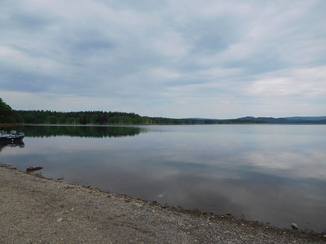 チェックアウト後、湖畔でバスを待ちます。
