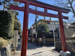 八幡宮の東鳥居の先に、畠山重忠邸址の碑。