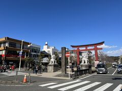 鎌倉駅からすぐの所にある若宮大路。鶴岡八幡宮・二の鳥居。