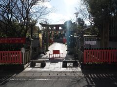 駅の向かい側が車折神社の参道、裏側になるようです。
「くるまざきじんじゃ」って言うんですね　読めません。