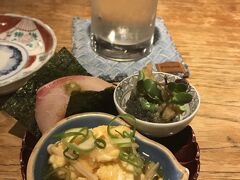 空いてる早い時間にお邪魔した　出汁と酢。

すいません、お酒飲めないんですけど良いですかー？
どうぞどうぞー
でカウンターのマスター前の特等席

いちぢくの酢のサイダーとお通し
奥から時計回りに、ぶりの海苔巻き寿司、鯵の南蛮漬け、卵とえのきのあんかけ

美味しい！
ここはドンピシャかも…